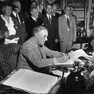  President Franklin D. Roosevelt, Signing the G.I. Bill 