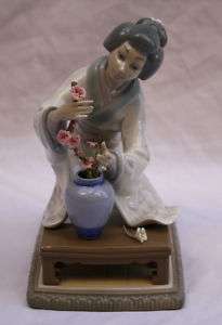 MAGNIFICENT LLADRO JAPANESE LADY ARRANGING FLOWERS  