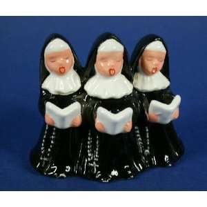   Village Retired Nuns with Songbooks Vintage 5102 0 