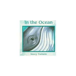  In the Ocean (Animal Clues) (9780881069440) Neecy Twinem 