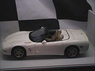 UT Models 1998 Chevy Corvette Convertible Arctic White Diecast 118 