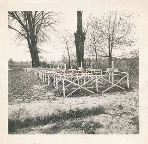 Foto Soldatengräber mit Kreuzen 2. Weltkrieg ~1945  