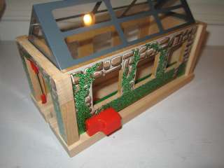 Thomas WOODEN TRAIN tank USEFUL ENGINE SHED fits brio wooden track 