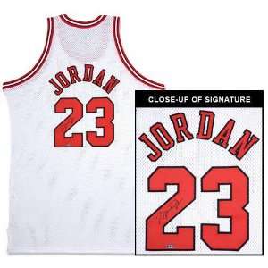 com Michael Jordan Chicago Bulls Autographed White 97 98 Model Jersey 