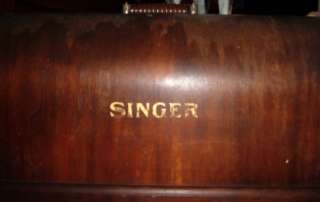 ANTIQUE SINGER SEWING MACHINE WITH WOODEN CASE 1924  